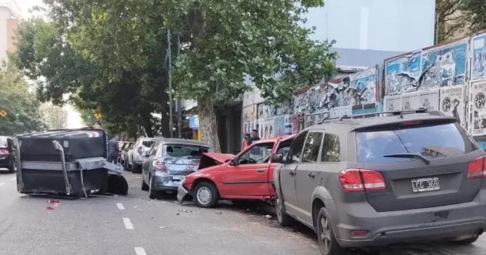 Impresionante choque- una camioneta embistioacute cuatro autos estacionados y dos contenedores