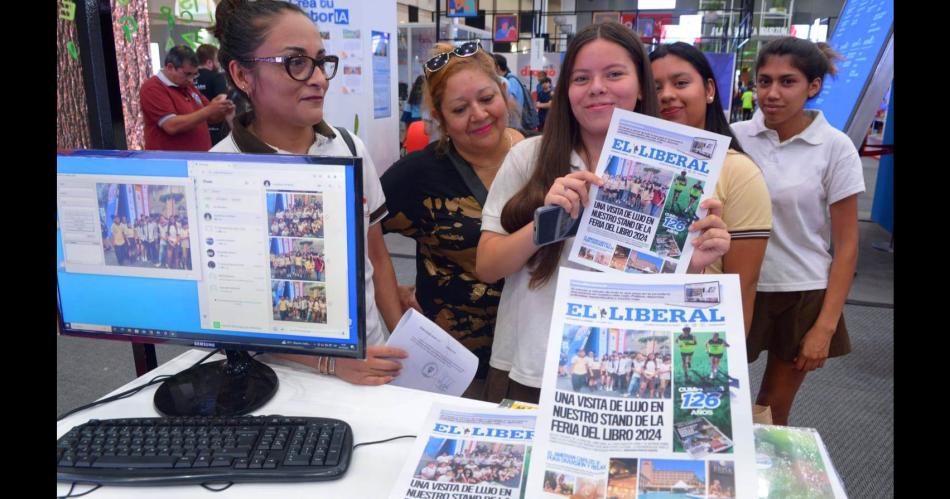 FOTOS  Adultos joacutevenes y nintildeos presentes en el stand de EL LIBERAL en la feria del Libro