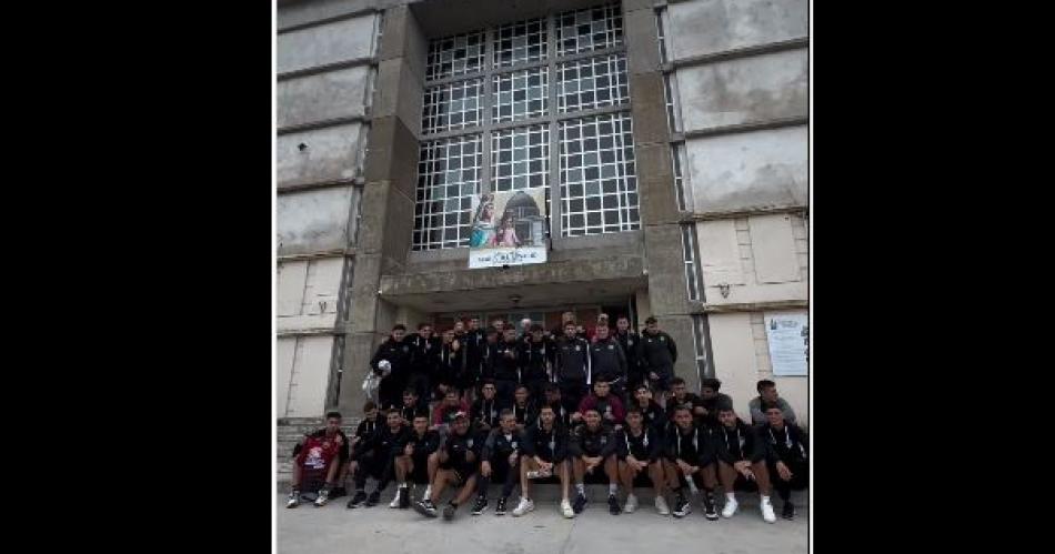 El plantel de Central Coacuterdoba visitoacute el Santuario Mariacutea del Rosario en San Nicolaacutes antes del partido