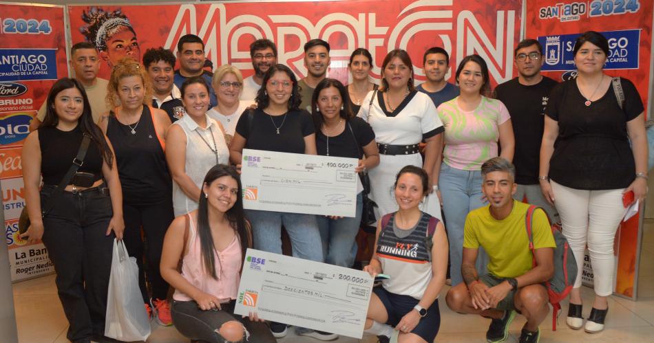 FOTOS  Maratoacuten EL LIBERAL- veinticinco atletas felices tras recibir su premio de 100000