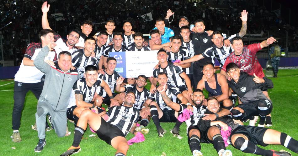 Los festejos de Central Coacuterdoba tras su pase a la Final de la Copa Argentina despueacutes de 5 antildeos