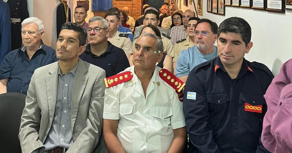 Entregan a Bomberos Voluntarios Banda la distincioacuten Ciudadano Sanmartiniano 2024