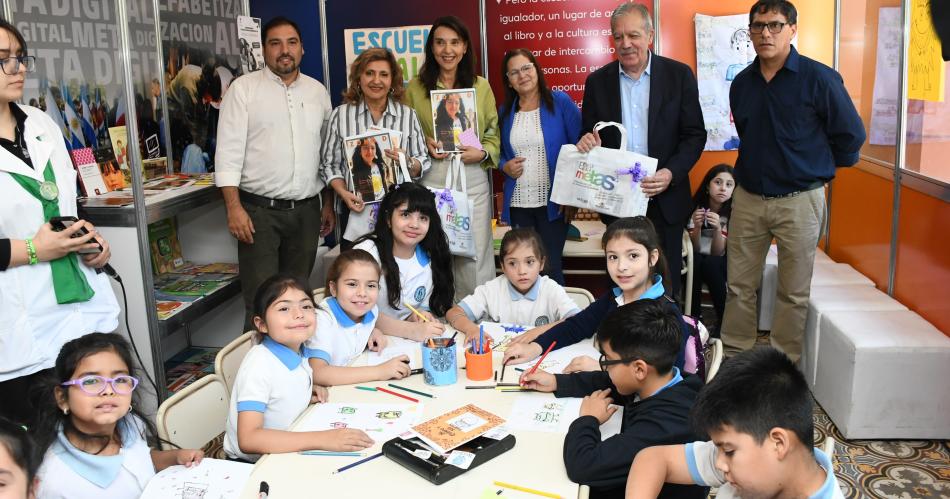 El Jefe de Gabinete recorrioacute el espacio Infanto Juvenil y comics en el CCB en el tercer diacutea de la 14deg Feria del Libro