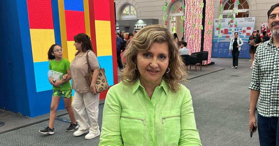 Norma Fuentes visitoacute el stand de EL LIBERAL y se llevoacute su tapa souvenir