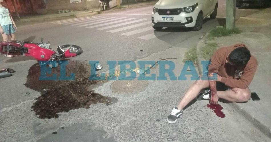 Motociclista cruzoacute en rojo y chocoacute contra un auto- terminoacute con el brazo ensangrentado