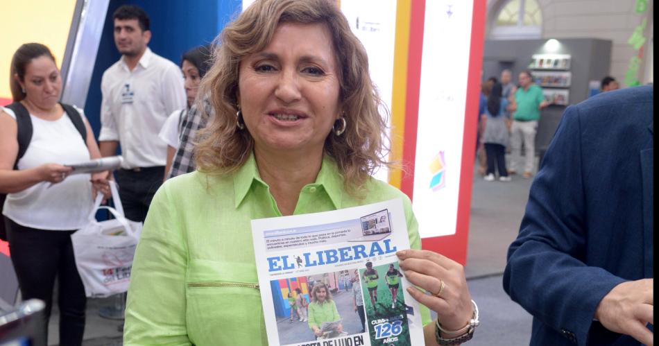 La intendente ingeniera Norma Fuentes visitoacute el stand de EL LIBERAL y se llevoacute su tapa souvenir