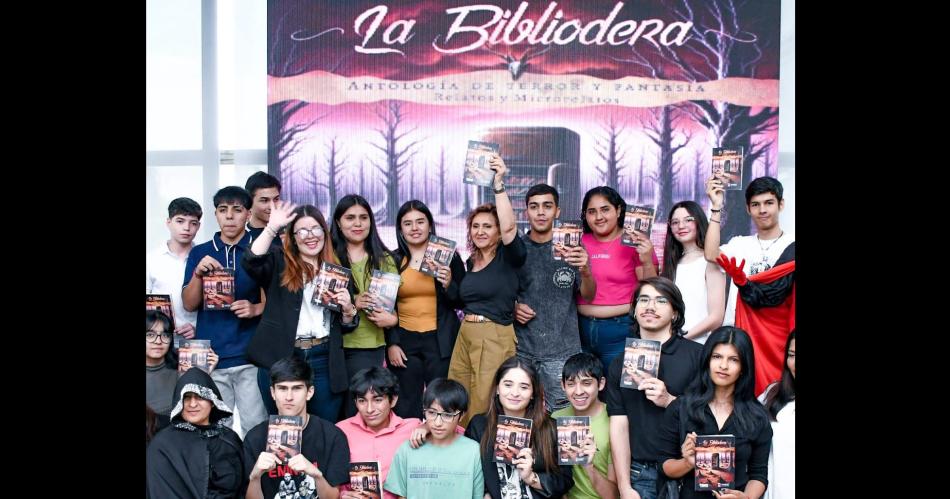 Fuentes participoacute de la presentacioacuten de La Bibliodera en la Feria del Libro