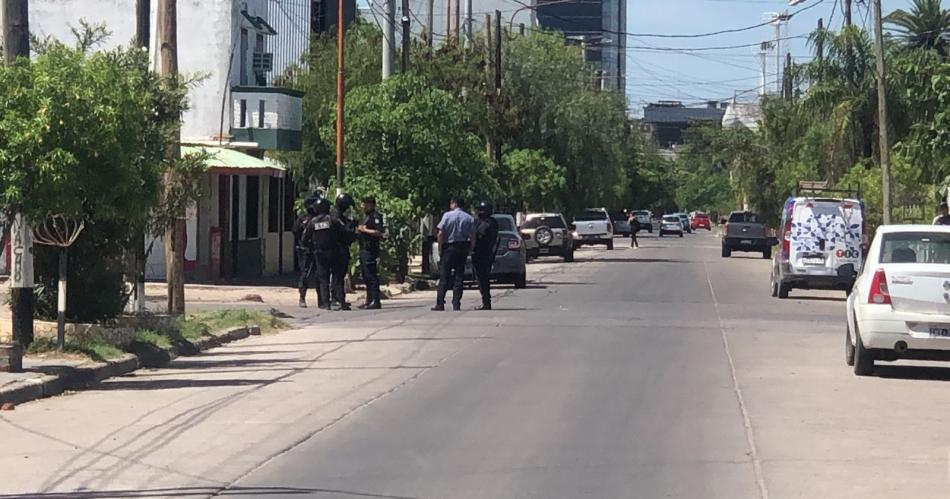 Hinchas del Ferro se enfrentaron a tiros y una menor resultoacute herida 