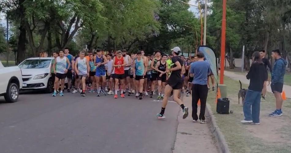 VIDEO  La escuela de atletismo Pablo Barragaacuten calienta motores para el Maratoacuten EL LIBERAL