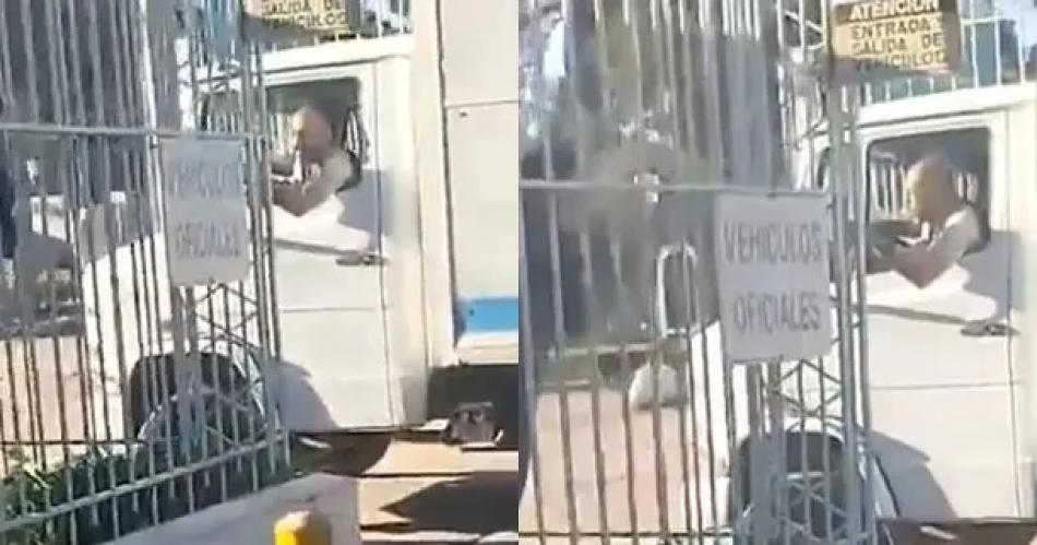 VIDEO  Insoacutelito- quiso tirar abajo el portoacuten de la caacutercel para liberar a su primo