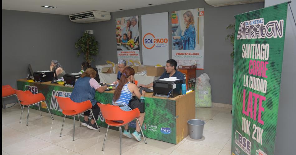 El Maratoacuten de EL LIBERAL recibe a los atletas en Tarjeta Sol de Galeriacutea Plaza Mayor