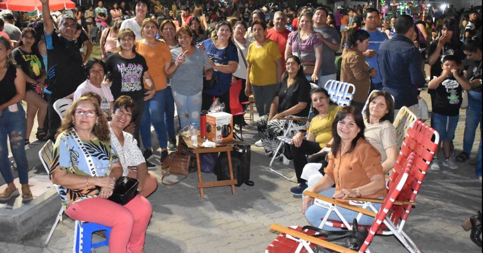 Noche de festejo en homenaje a las madres de Fernaacutendez y sus parajes