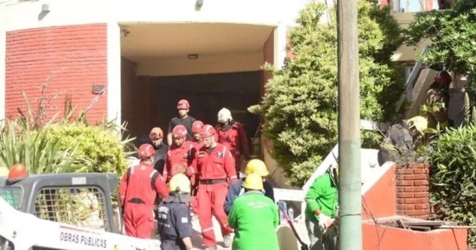 VIDEO  Asiacute rescataban a una mujer entre los escombros del hotel en Villa Gesell