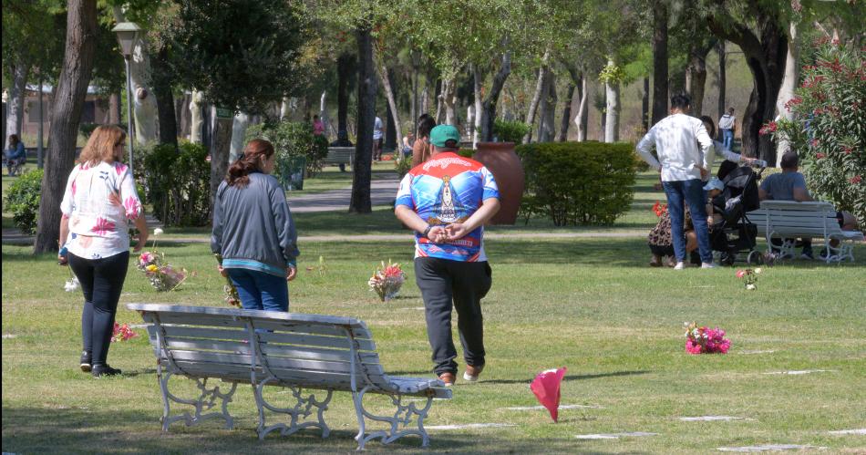 La Iglesia Catoacutelica recordaraacute el viernes a sus santos y  el saacutebado 2 a los fieles difuntos