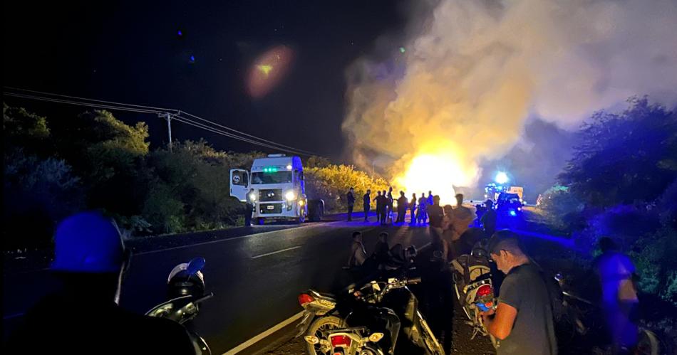 Pavoroso incendio consumioacute un semirremolque cargado de alfalfa