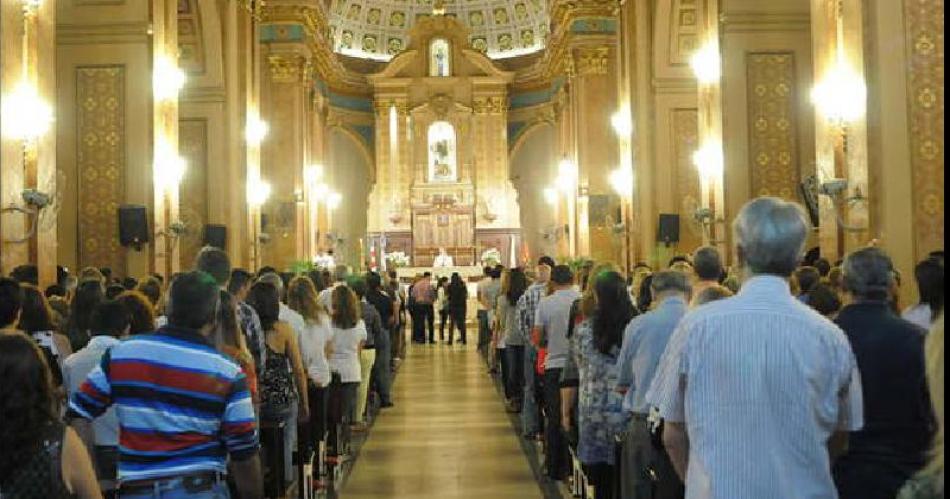 La Iglesia Catoacutelica recordaraacute el viernes a sus santos y  el saacutebado 2 a los fieles difuntos