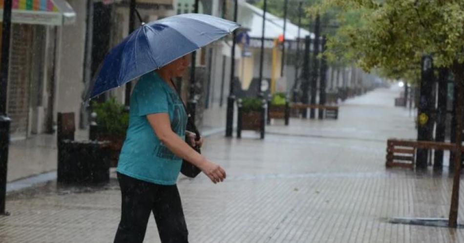 La humedad agobia a los santiaguentildeos y hay alerta por tormentas fuertes