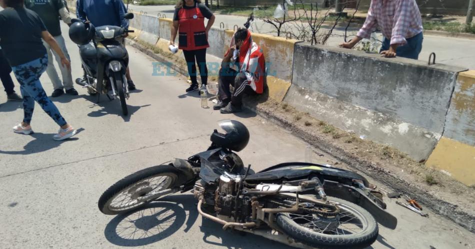 Motociclista sufrioacute un corte en la cabeza al derrapar con su moto en Avenida Lugones