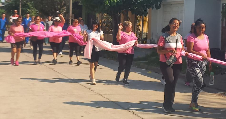 Organizaron una caminata en el barrio Los Flores para concientizar sobre el caacutencer de mama