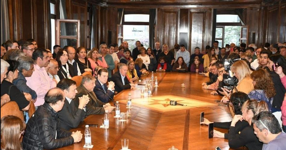 El gobernador Zamora anuncioacute bono de fin de antildeo de 1300000- los detalles