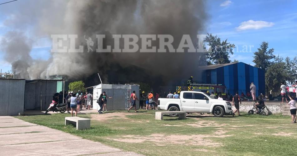 VIDEO  Tensioacuten y desesperacioacuten por el incendio de un galpoacuten en Las Termas