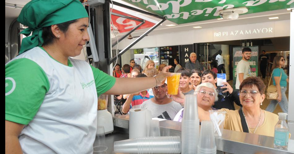 ACOMPAÑAMIENTO Comeco y el Banco de Alimentos vuelven a decir presente en la cita deportiva del año que ser mañana Ayer ya se instalaron en la zona de retiro de los kits en la Galería Plaza Mayor