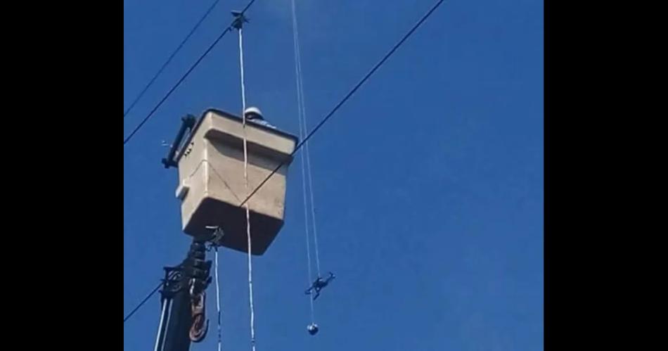 Insoacutelito- un dron utilizado para ingresar droga a un penal quedoacute enredado en los cables de luz