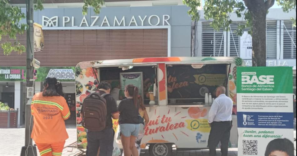 Comeco y el Banco de Alimentos reparten licuados y frutas en la Plaza Libertad