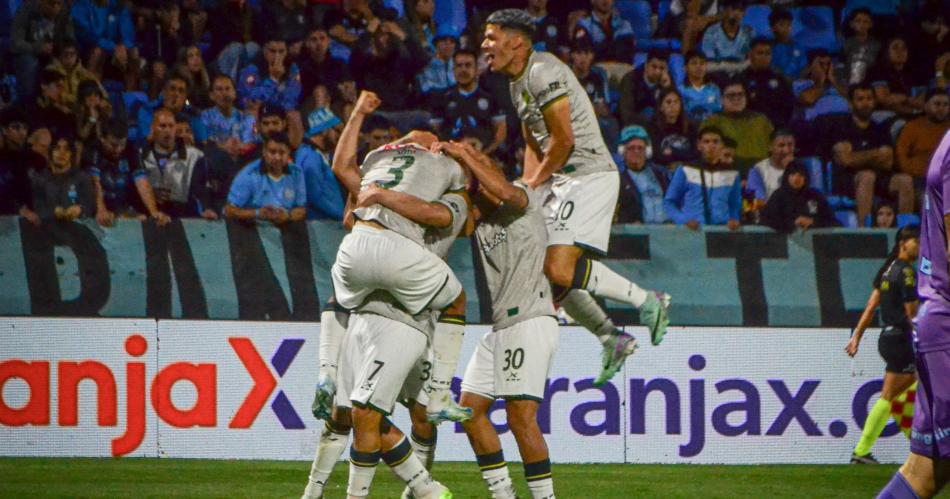 Defensa y Justica logroacute un triunfo agoacutenico en Coacuterdoba ante Belgrano