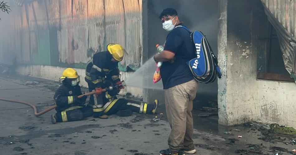 Bomberos Voluntarios de Termas batallaron contra un impresionante incendio en la Feria