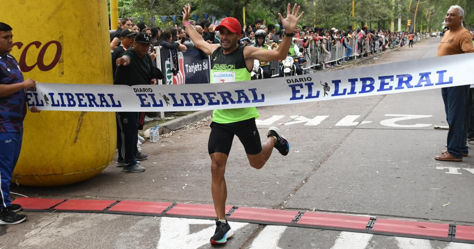 El entrerriano Martiacuten Mendez cruzoacute la meta de los 21 km del Maratoacuten EL LIBERAL