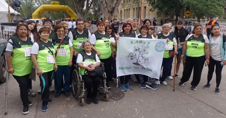 Las damas de Alianza Federal de Ayuda Mutua acompantildearon la carrera