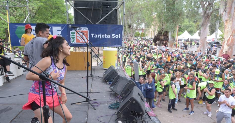 VIDEOS iexclEl Maratoacuten es una fiesta los participantes disfrutan de muacutesica y baile en el Parque