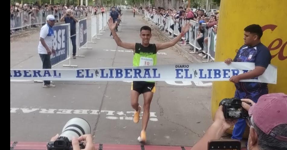 LOGRO El atleta riojano Miguel Ángel Garro fue el primero en cruzar la meta ayer en en parque Aguirre