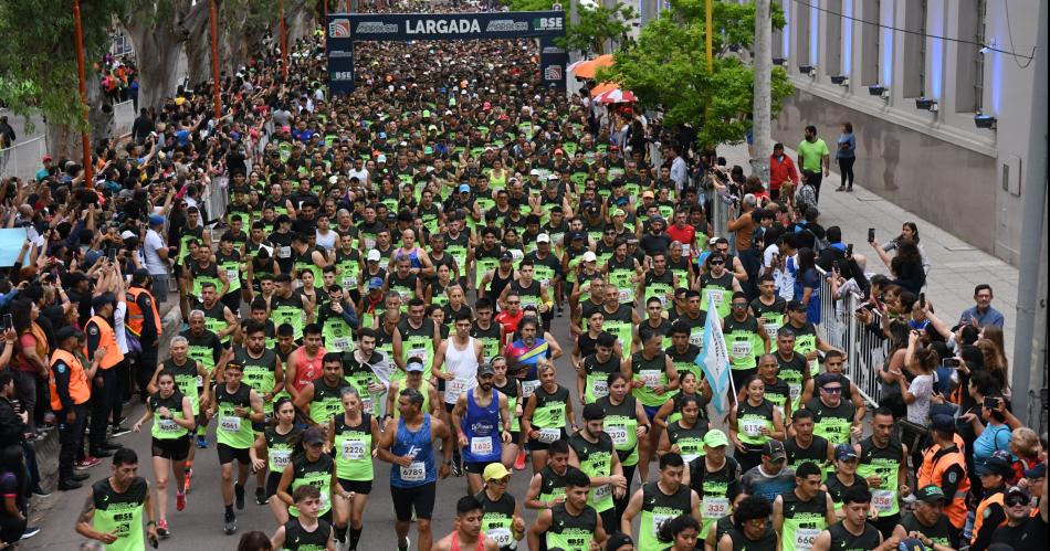 Maacutes de 10000 participantes en la gran fiesta del Maratoacuten EL LIBERAL- miraacute el resumen