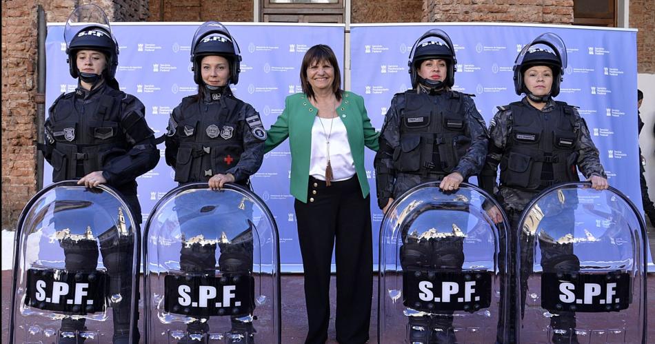 Bullrich entregoacute equipamiento de proteccioacuten antidisturbios al Servicio Penitenciario Federal