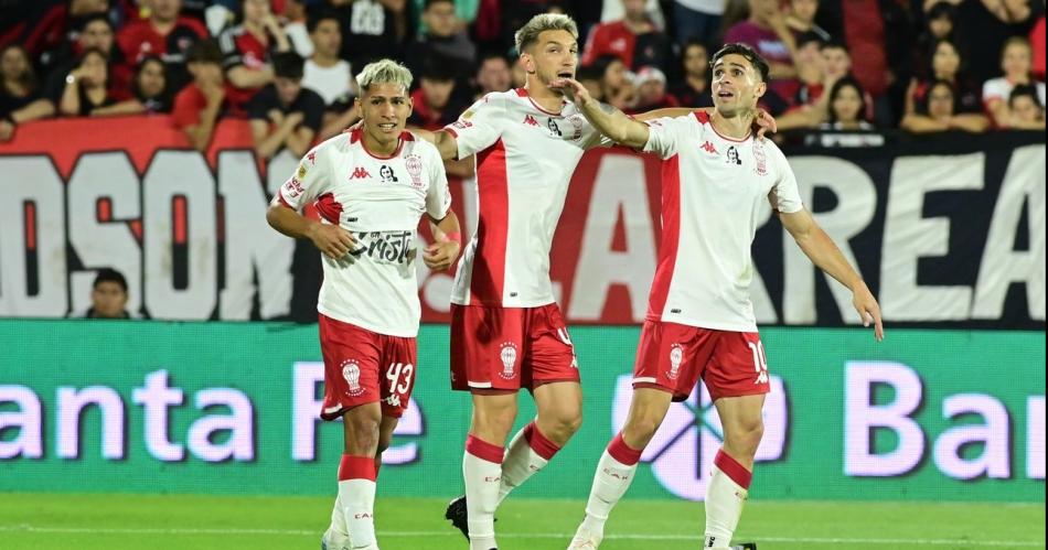 Huracaacuten celebroacute frente a Newells en Rosario y se trepoacute a la punta del torneo