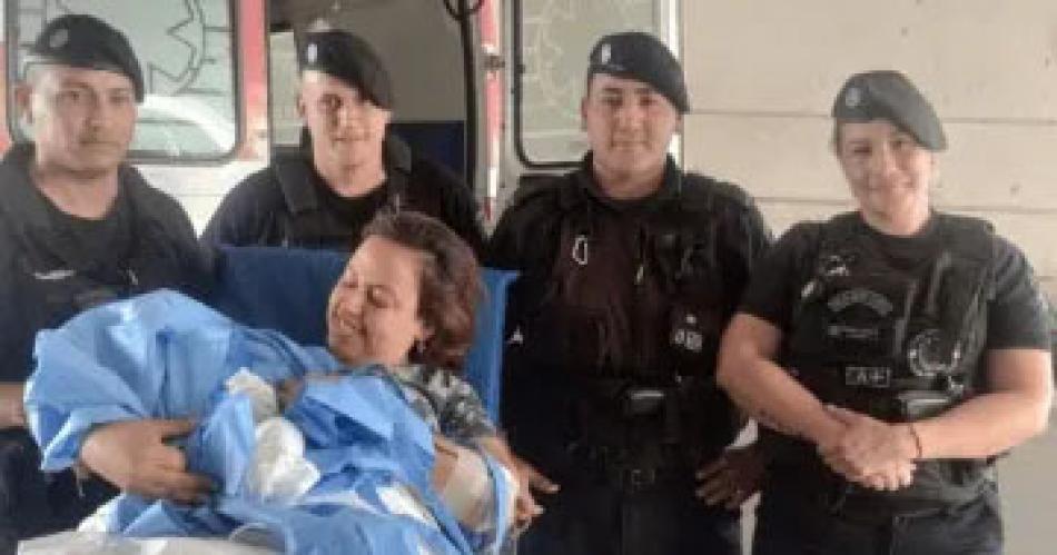 Policiacuteas asistieron el parto de una mujer en un patrullero y le salvaron la vida al bebeacute