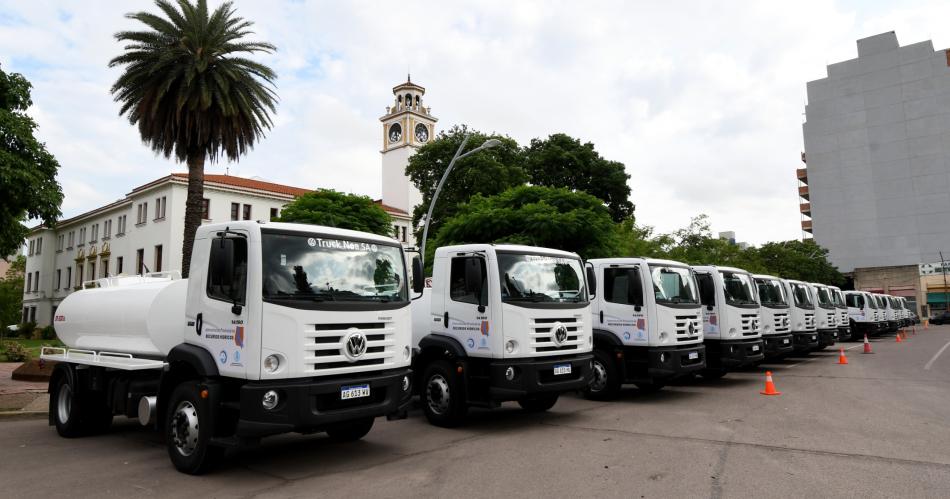 La provincia reforzoacute la flota de recursos hiacutedricos con la entrega de quince camiones tanque