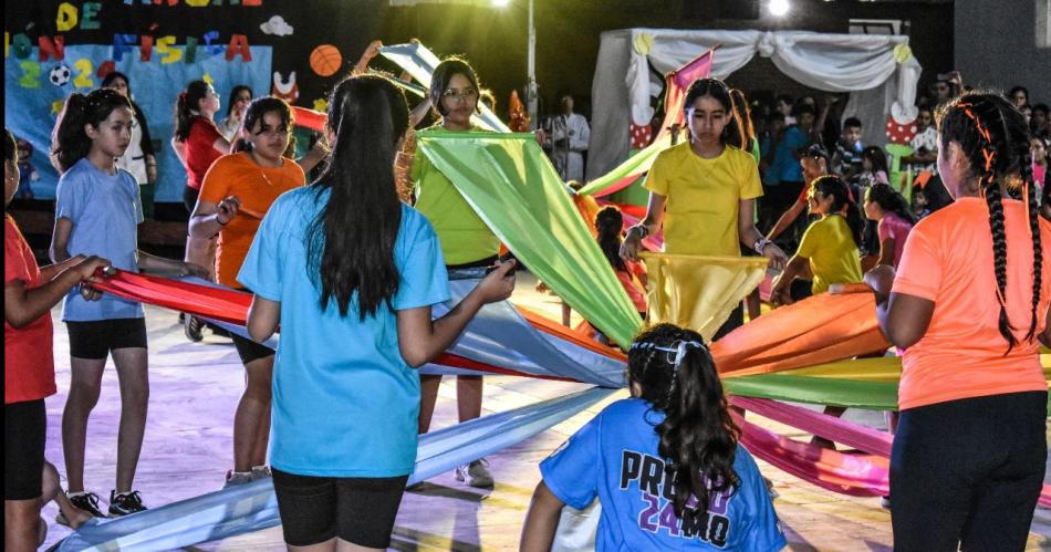 Inauguraron un playoacuten deportivo en la escuela 814 y los alumnos lo estrenaron con una muestra