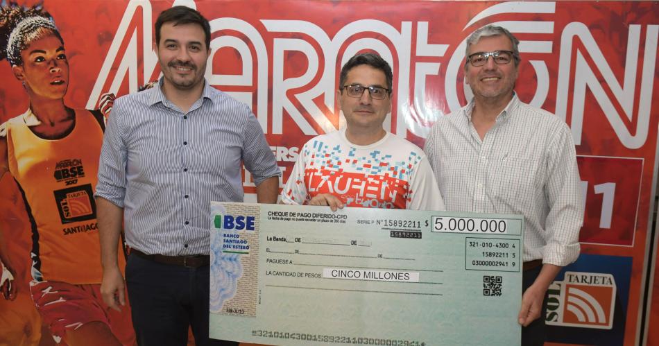 Santiago Bridoux recibioacute los 5 millones del Maratoacuten Aniversario de EL LIBERAL