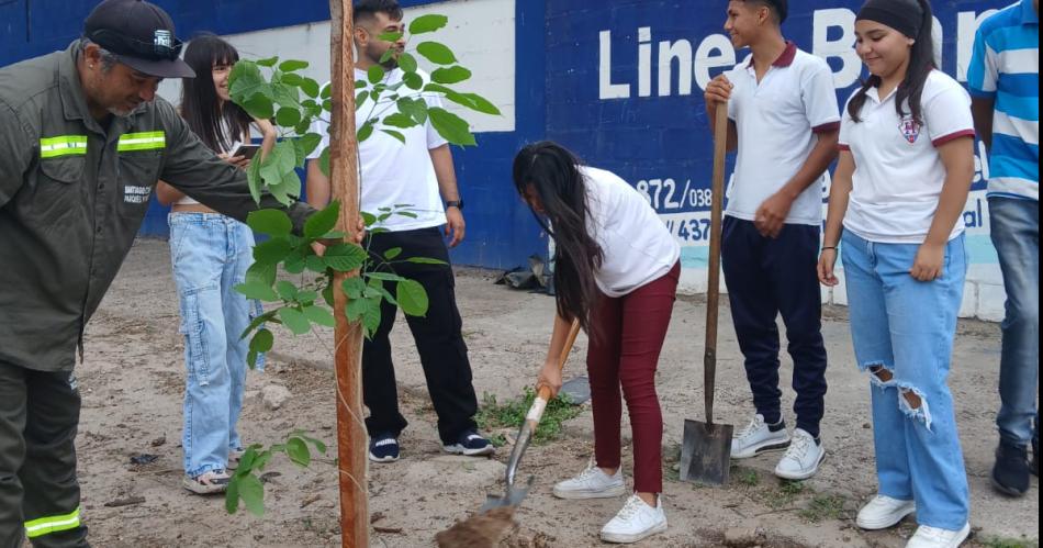 Direccioacuten de la Juventud realizoacute una jornada de Ecocanje con estudiantes del Colegio Huaico Hondo