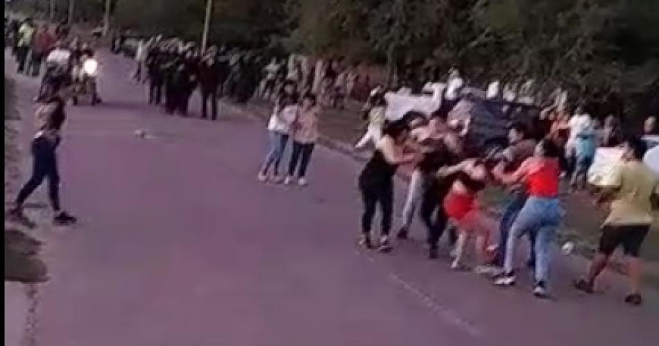 Salvaje enfrentamiento entre un grupo de mujeres de diferentes bandos a la salida de un baile