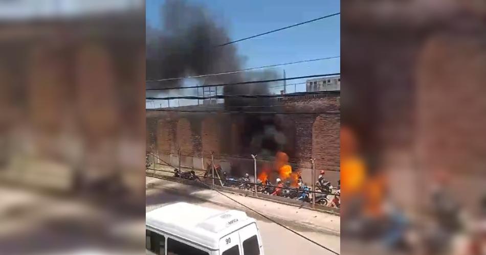 VIDEO  Un incendio que se desatoacute en el penal de varones destruyoacute varias motocicletas