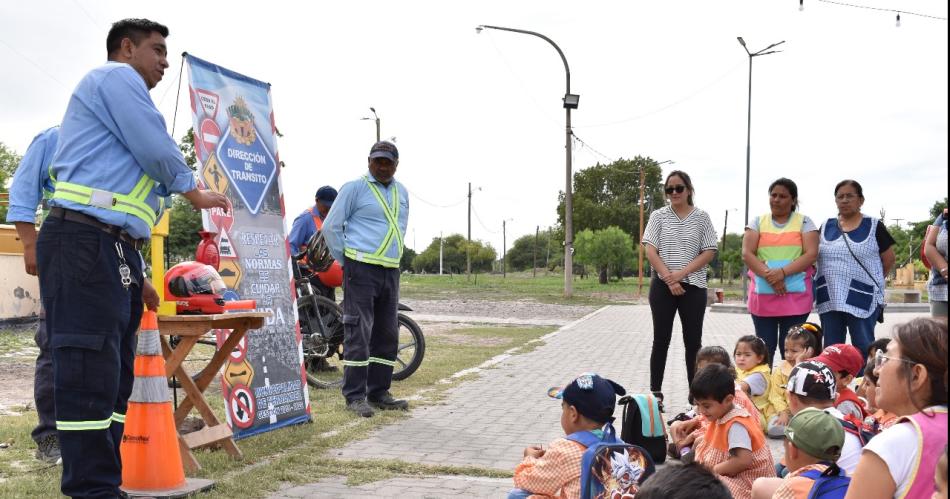 Nintildeos de los jardines municipales participaron de una charla sobre normas y sentildeales de traacutensito