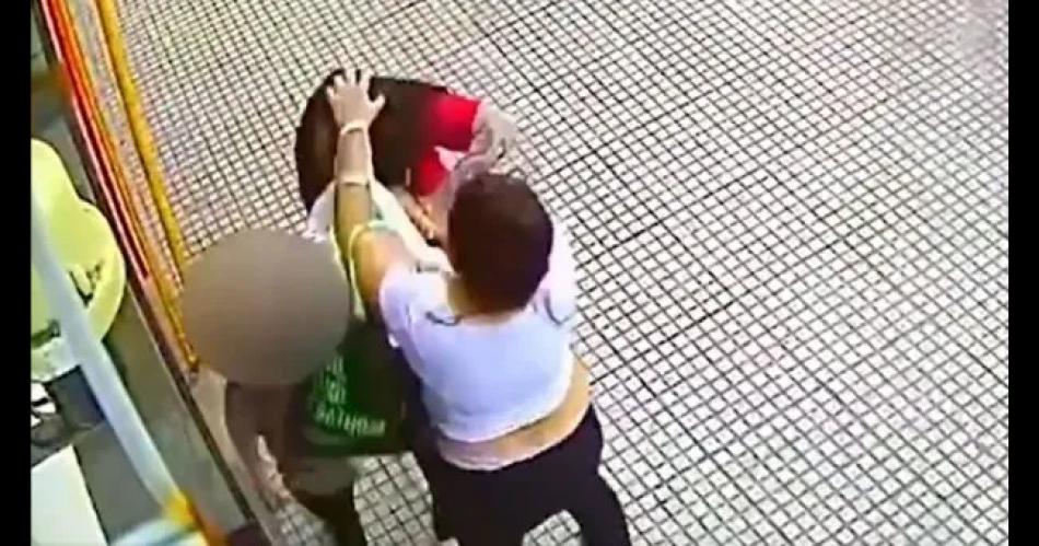 VIDEO INDIGNANTE  Mandoacute a su hijo de cinco antildeos a robar la descubrieron y golpeoacute a una empleada