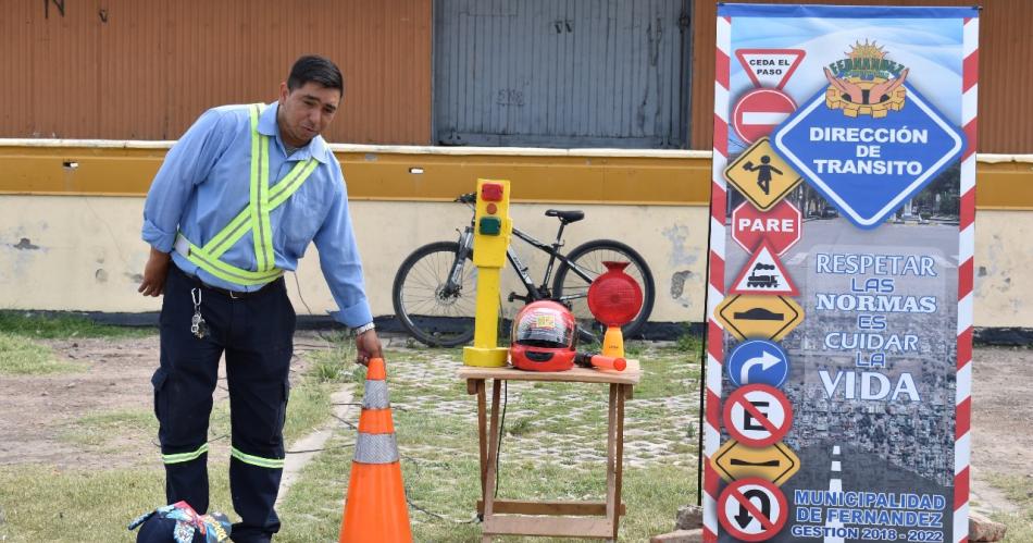 Nintildeos de los jardines municipales participaron de una charla sobre normas y sentildeales de traacutensito