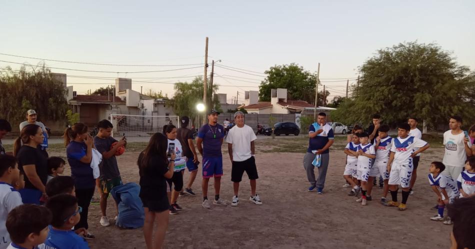 Emotivo- Maher Carrizo visitoacute a los changuitos de la escuelita de fuacutetbol  Santa Luciacutea FC