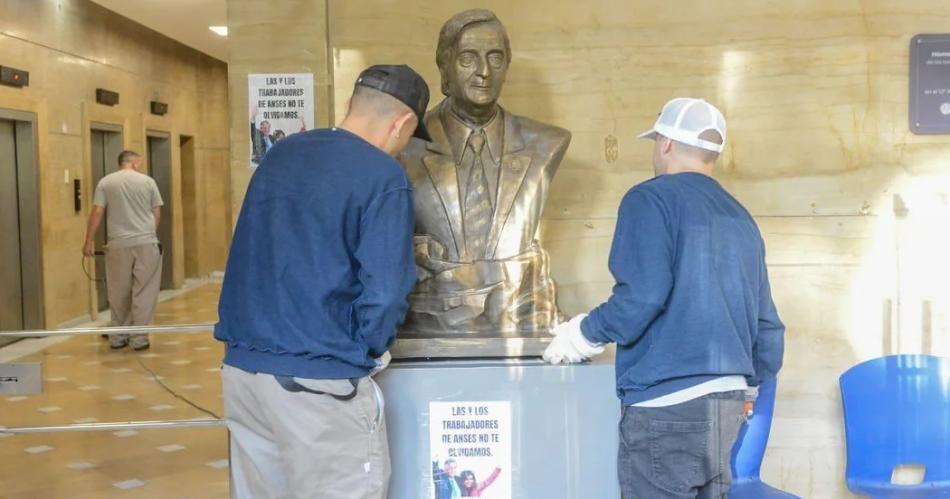 Poleacutemica por la remocioacuten del busto de Neacutestor Kirchner en una sede de ANSES