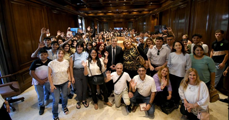 Zamora recibioacute a estudiantes de la Escuela de Comercio de Las Termas